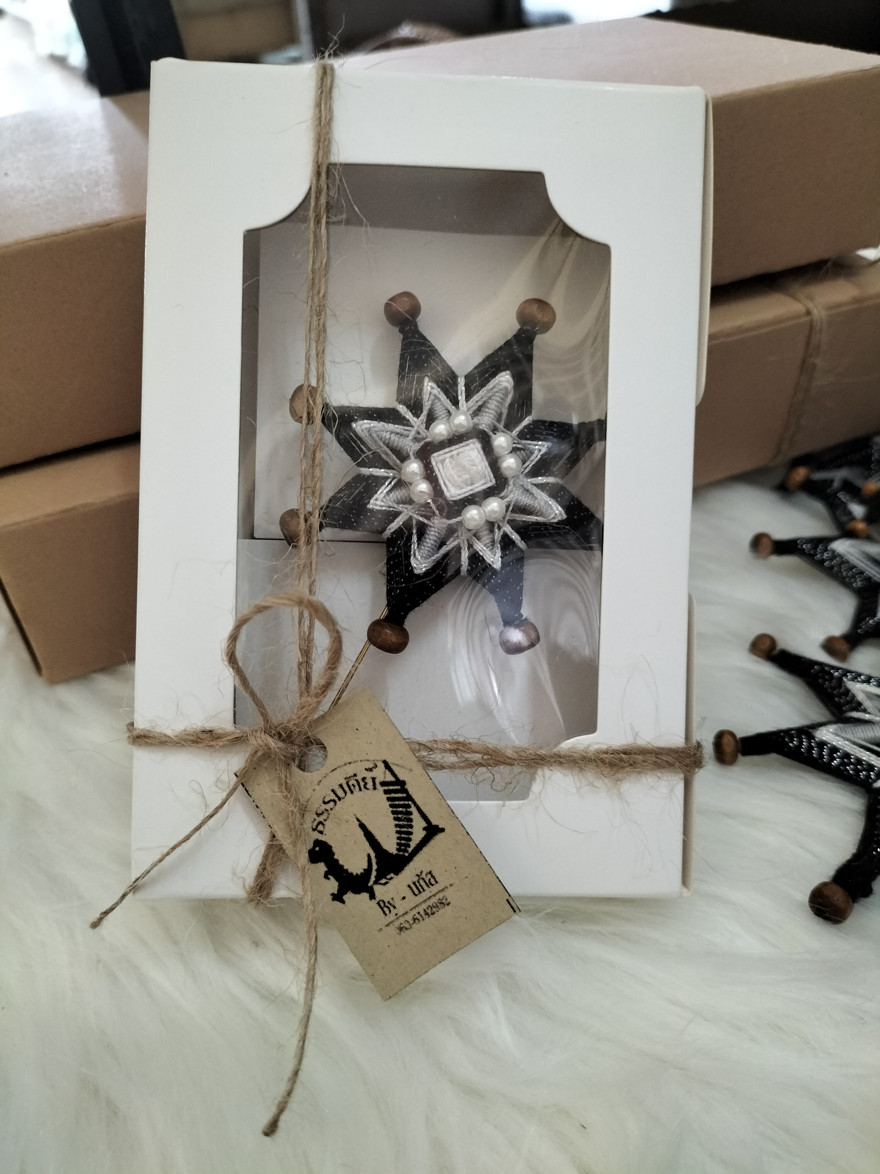 เข็มกลัดธุง