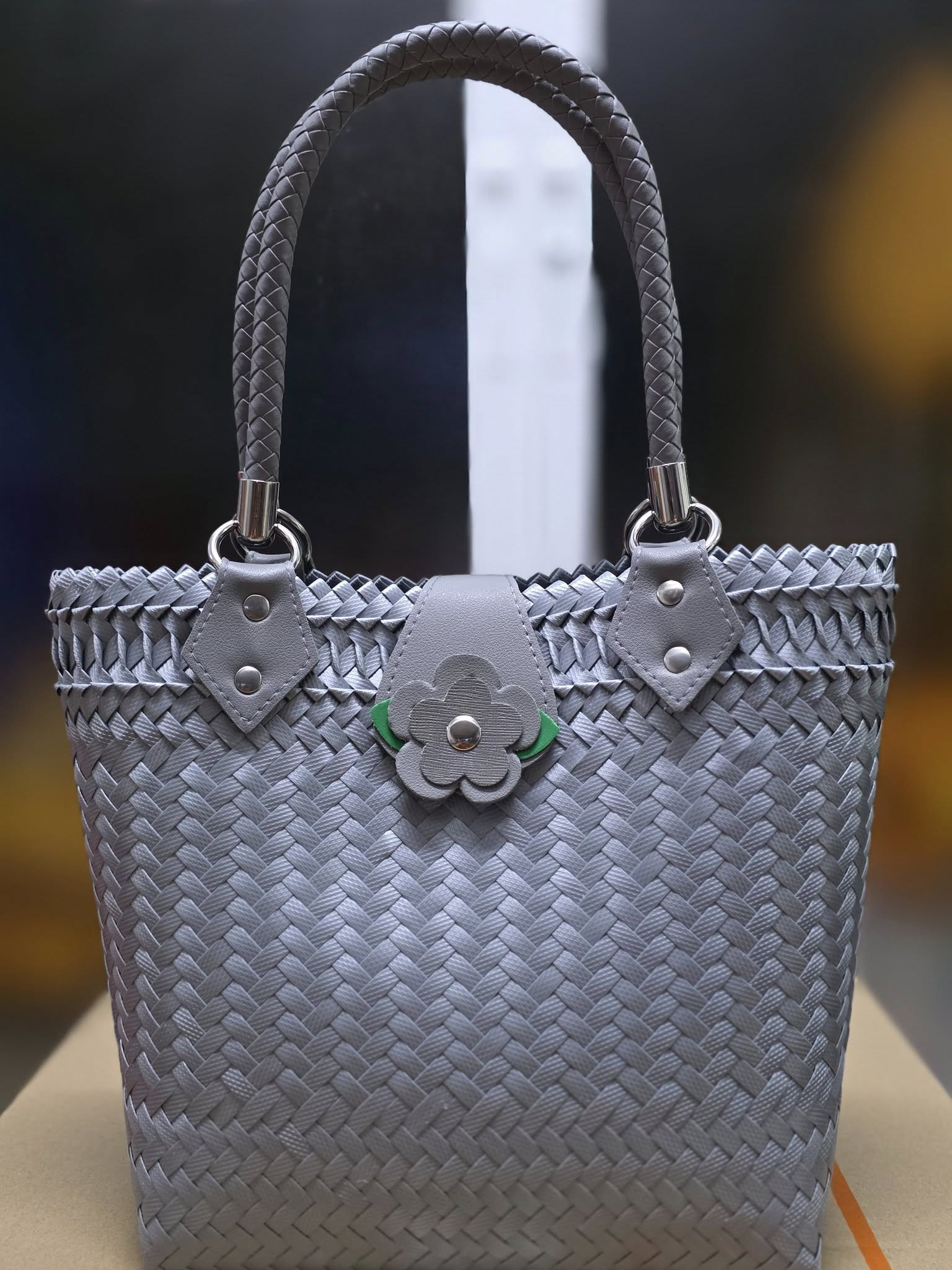 กระเป๋าสานเส้นพลาสติก