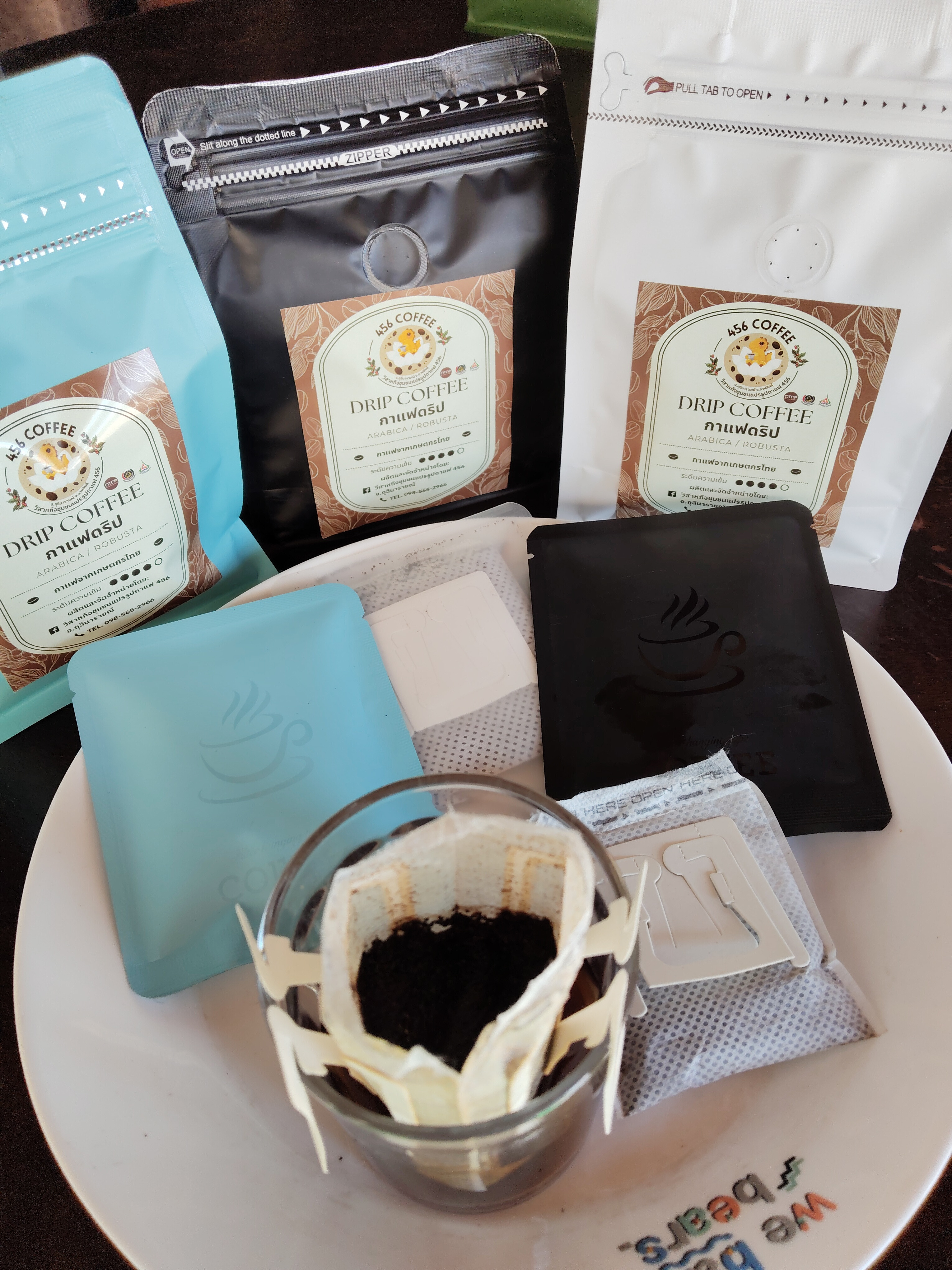 กาแฟดริป 456 กาฬสินธุ์ คั่วกลาง สีฟ้ากลิ่นหอมมากละมุนบรรจุ10ซองขนาด10กรัมรวมน้ำหนัก100กรัมใช้ชงดื่มได้10แก้วทำเป็นลาเต้ร้อ น/เย็น เติมนมสด หรือดืีมเพรียวๆเหมาะสำหรับพกพาไปทุกที่ชงง่ายแกะซองราดน้ำร้อนด