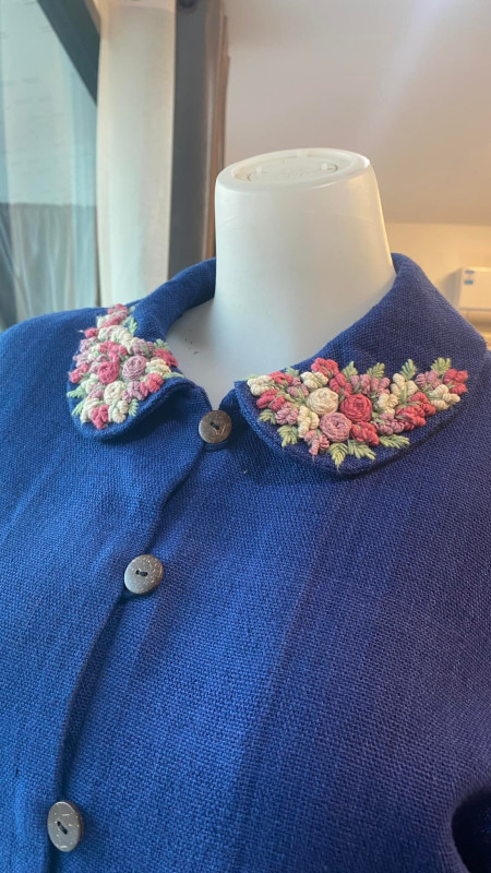 เสื้อสตรีปักมือ