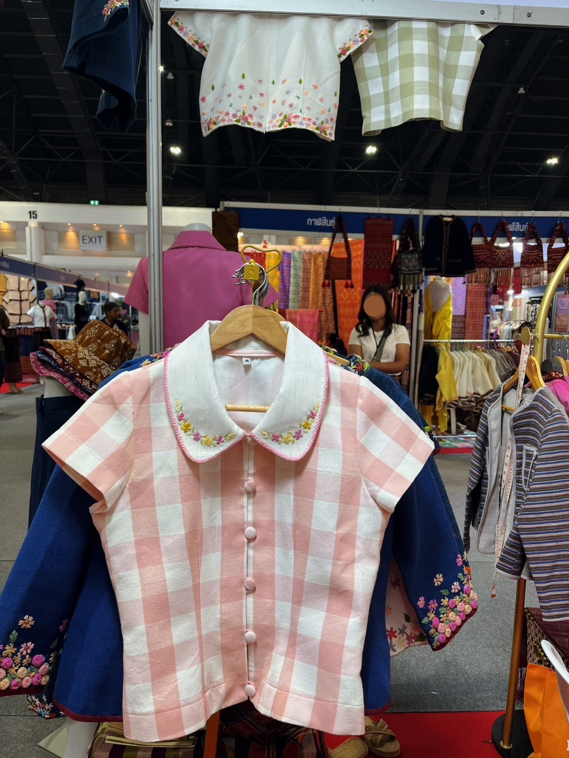 เสื้อสตรีปักมือแขนสั้น