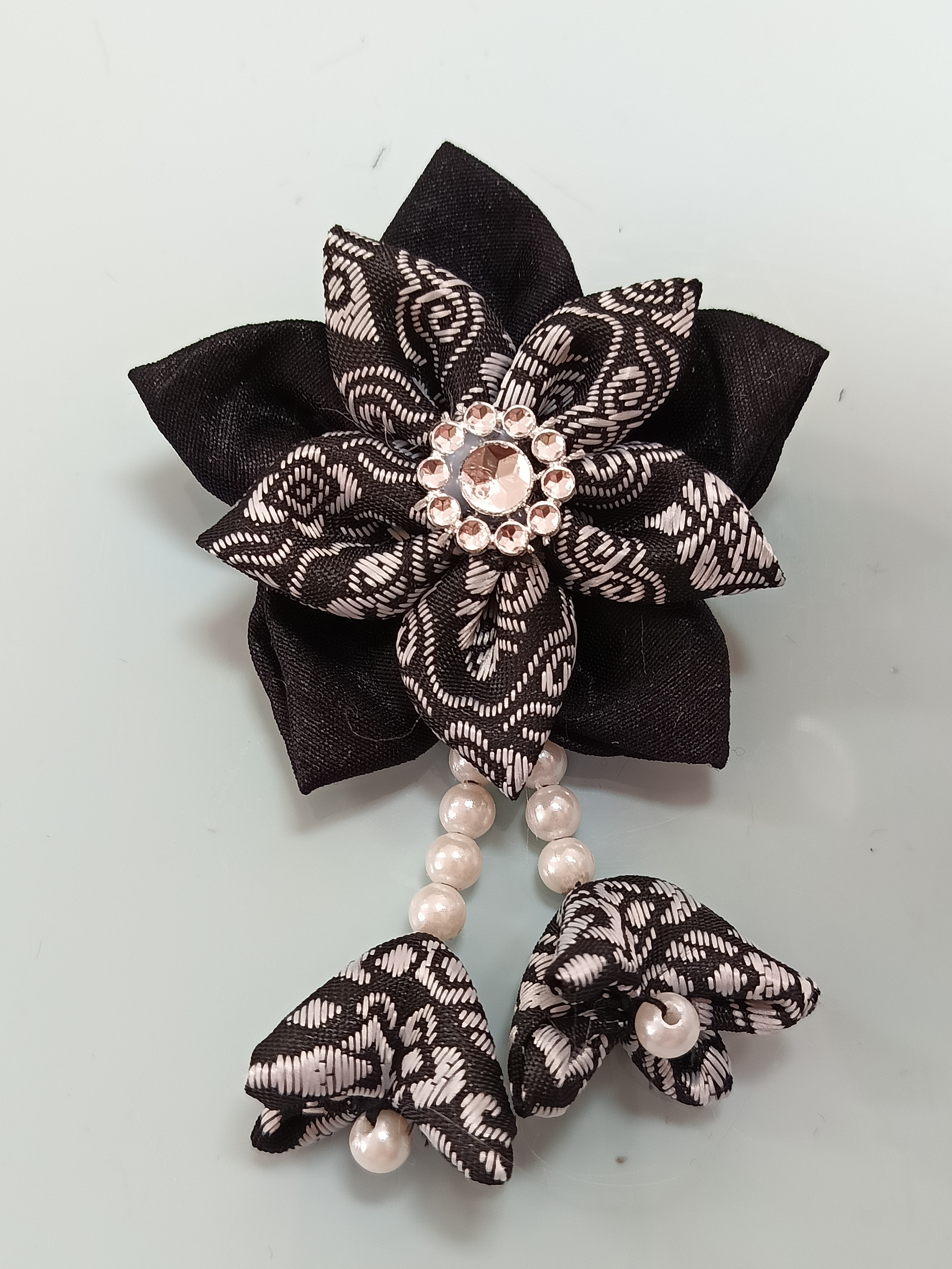 เข็มกลัดดอกไม้จากผ้าไหมรือผ้าพื้นเมือง