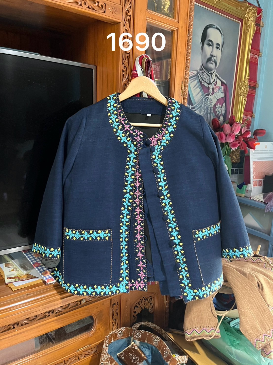 เสื้อสตรีปักมือ