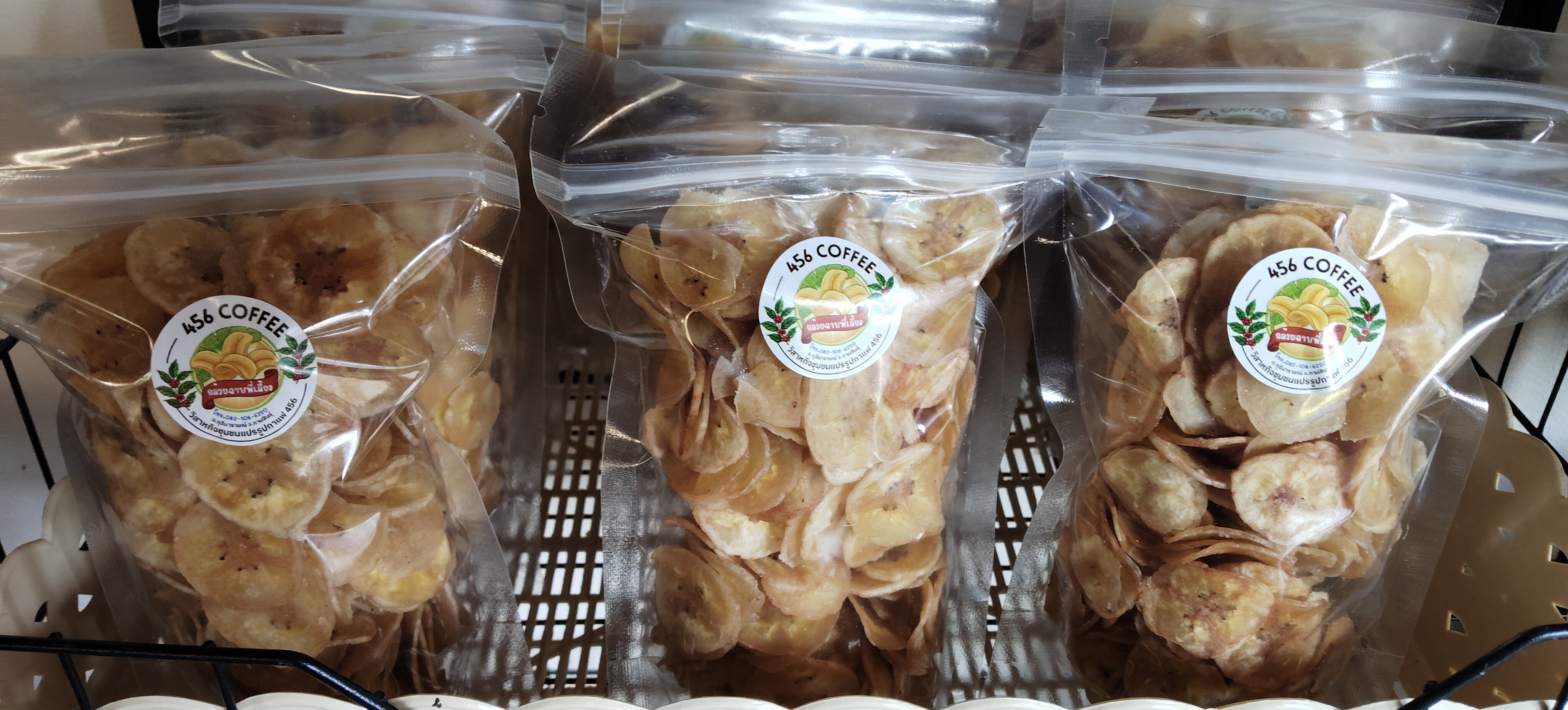 กล้วยฉาบพี่เลี้ยง456  ปลูกในสวนกาแฟเพื่อให้ร่มเงาและความชุ่มชื้นนำมาแปรรูปเพิ่มรายได้ให้กับสมาชิกสวนกาแฟ